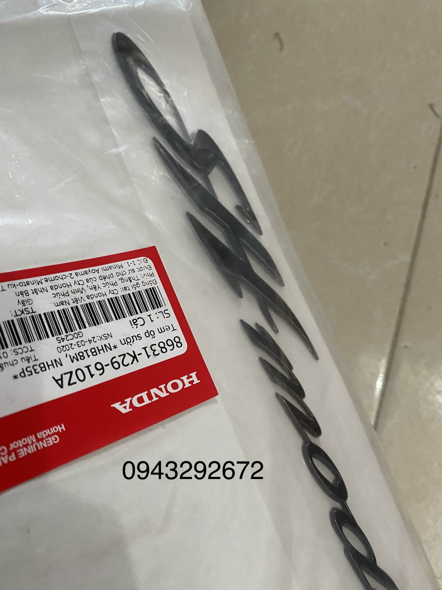 Tem Chữ Nổi Sườn Sh Mode 2015 - 2019 Màu Đen (86831K29610ZA)