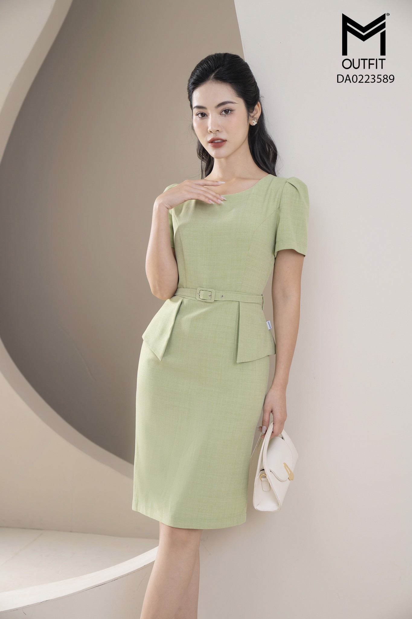 Đầm dáng bút chì thẳng, tà bong kèm đai