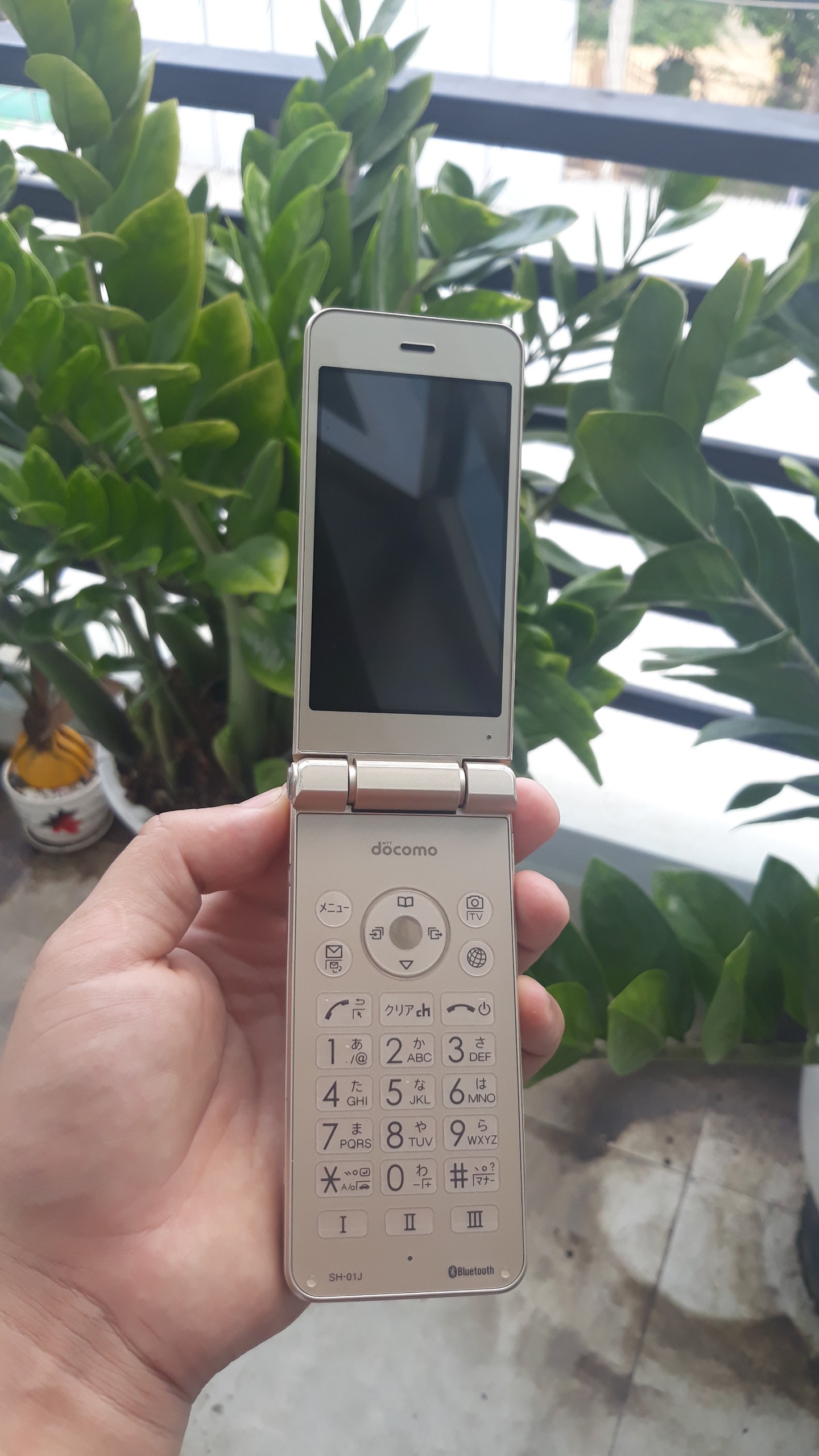 Điện thoại nắp gập Sharp Sh 01J_ Android 5.1 Siêu đẹp