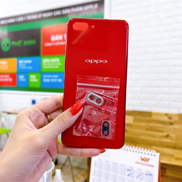Nắp lưng Oppo A3s chọt sim dưới như hình