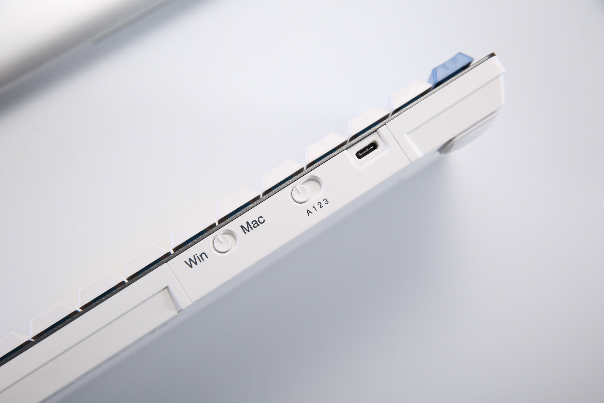 Bàn phím cơ Dareu EK868 Bluetooth WHITE 68KEY  (SLIM, Brown/ Red D-KAILH switch)