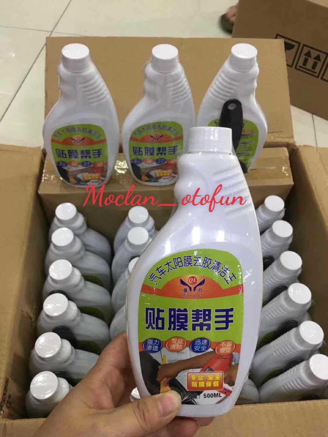 Dung Dịch Tẩy Keo Dán Film Cách Nhiệt Cũ cho Xe Ô Tô 500ml Kèm Vòi Xịt Và Gạt Nhựa