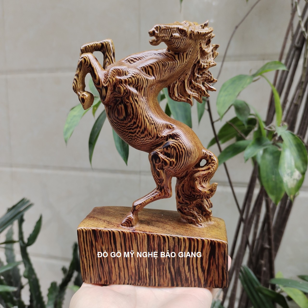 Tượng con ngựa gỗ mun đuôi công cao 20 cm