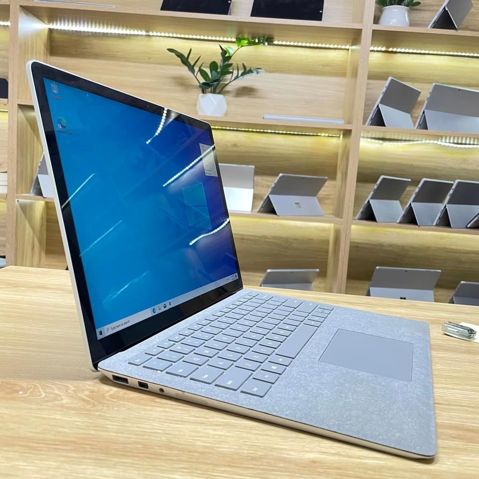 Microsoft Surface Laptop 2 i5/8GB/128GB (Likenew) 99%