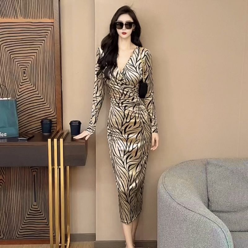 Dresses are popular light and luxurious covering the belly young and pure stunning showing a slim and buttocks wrapped skirt Korean version is fashionable and high-end with a sense of autumn