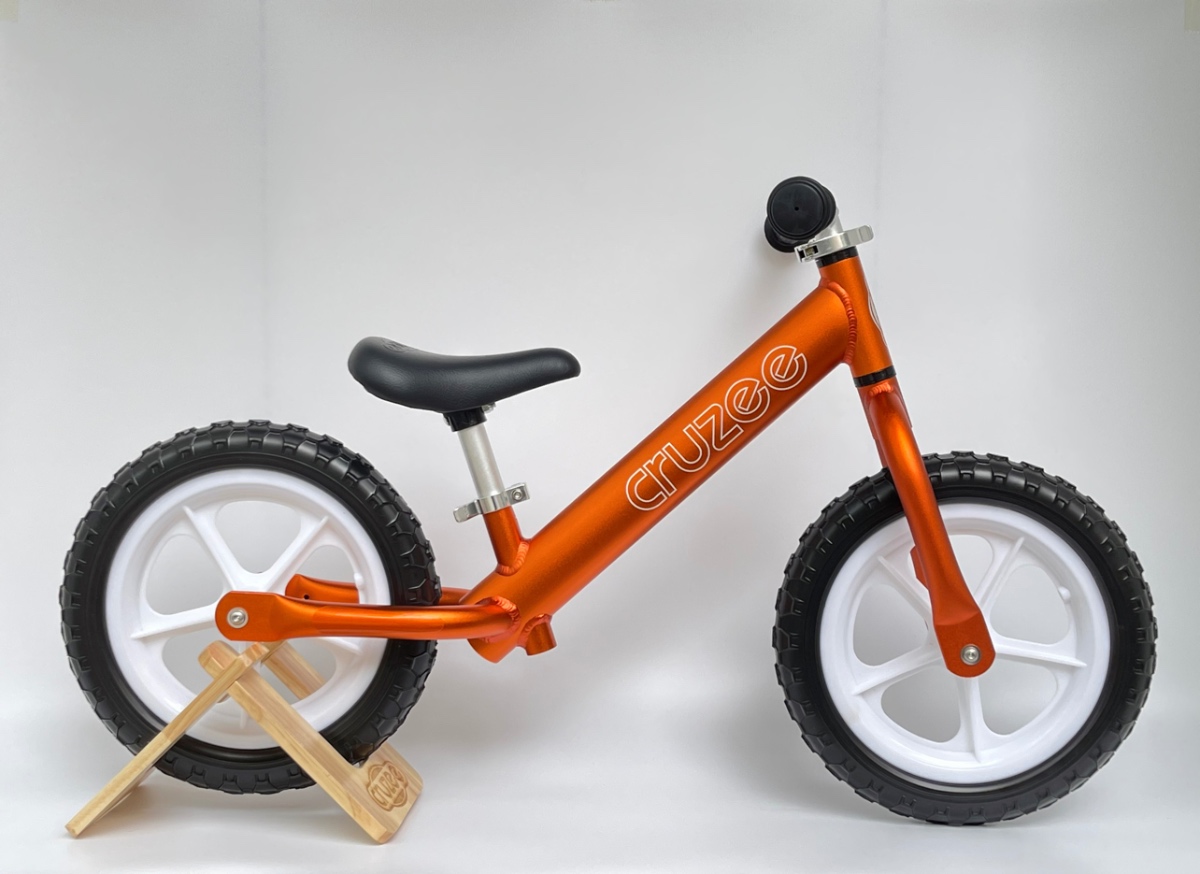 Xe thăng bằng Cruzee màu cam siêu nhẹ dành cho bé 18 tháng - 6 tuổi