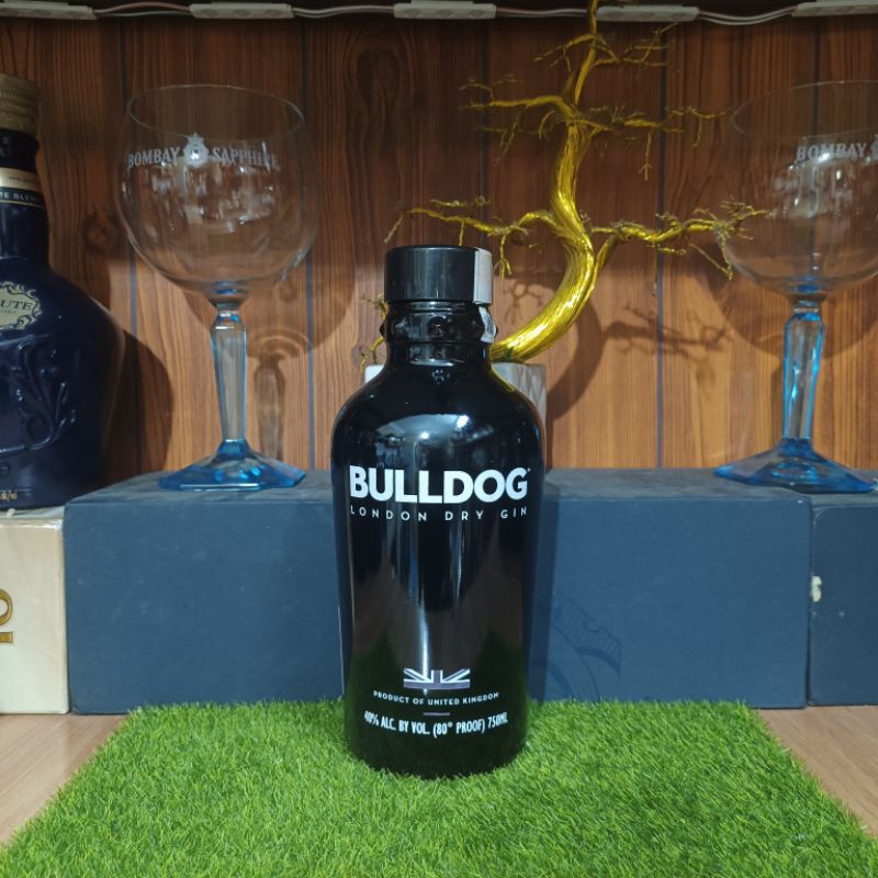 Vỏ chai rượu ngoại BullDog dáng bầu mới đẹp 99%