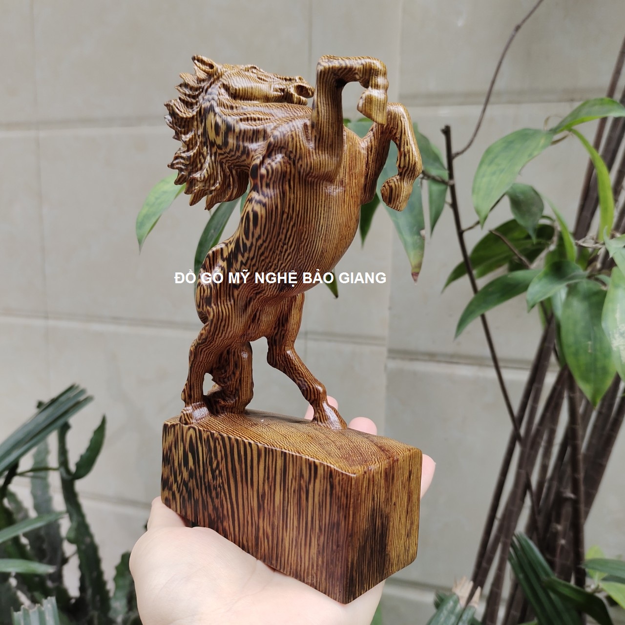 Tượng con ngựa gỗ mun đuôi công cao 20 cm