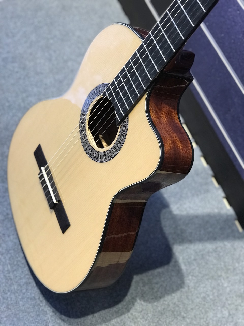 Đàn guitar classic thùng mỏng có EQ Fender chất lượng tốt