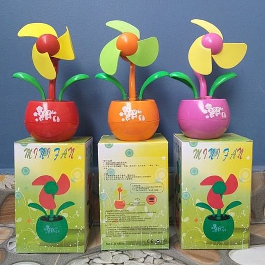 Quạt mini 3 cánh để bàn hình bình hoa