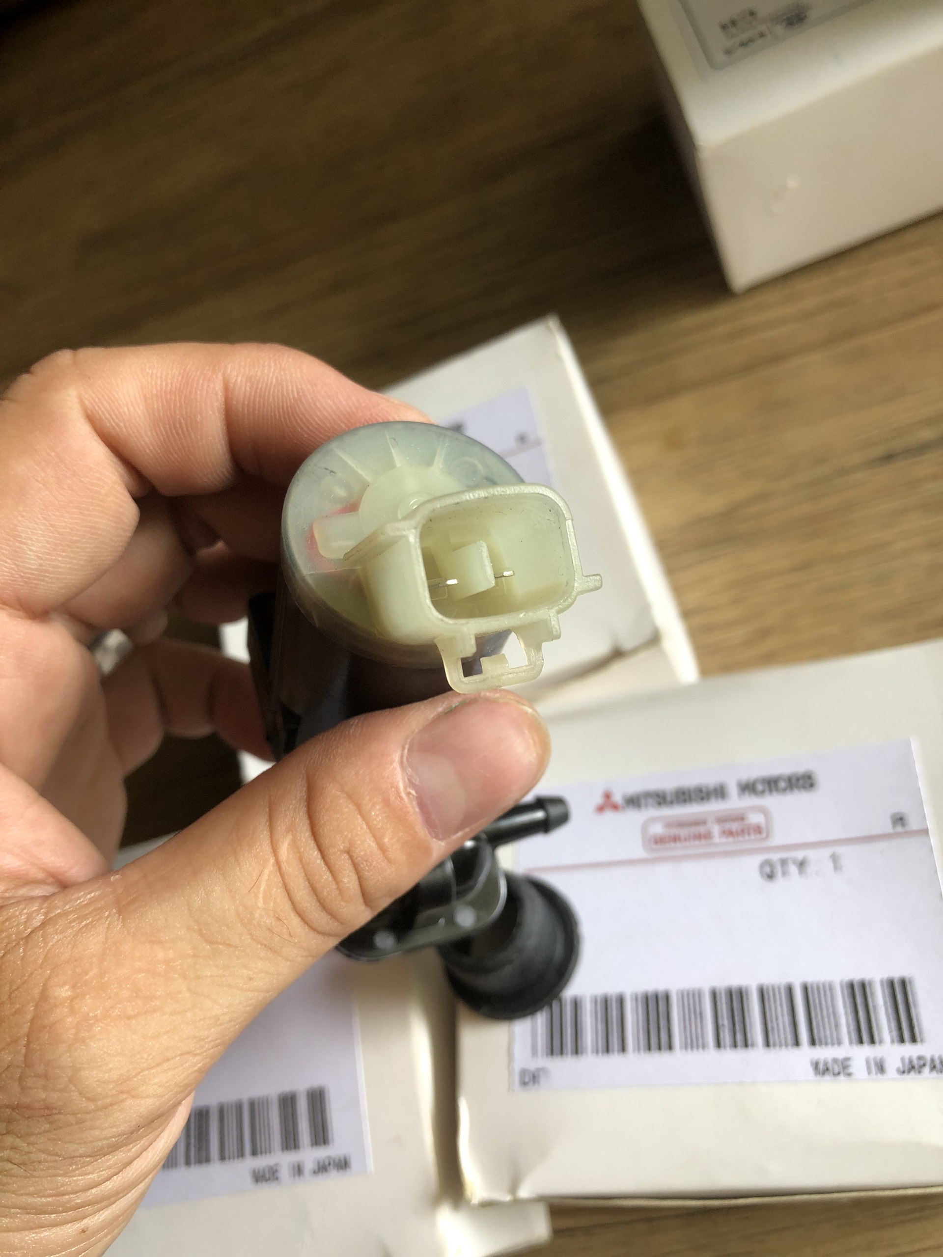 MÔ TƠ BƠM XỊT NƯỚC RỬA KÍNH MITSUBISHI XPANDER