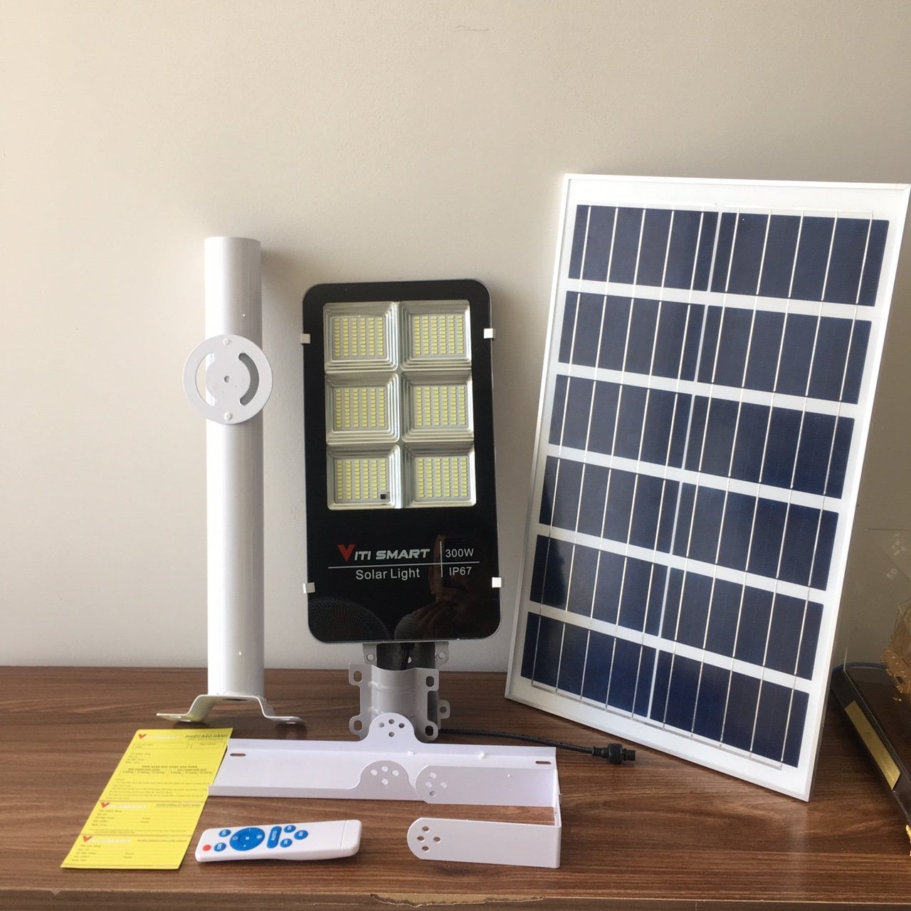 Đèn năng lượng mặt trời đường phố bàn chải 300W, Có remote Có giá đỡ gắn đèn BH 24 tháng IP67 360 led Bảo Hành 2 năm Lỗi 1 Đổi 1