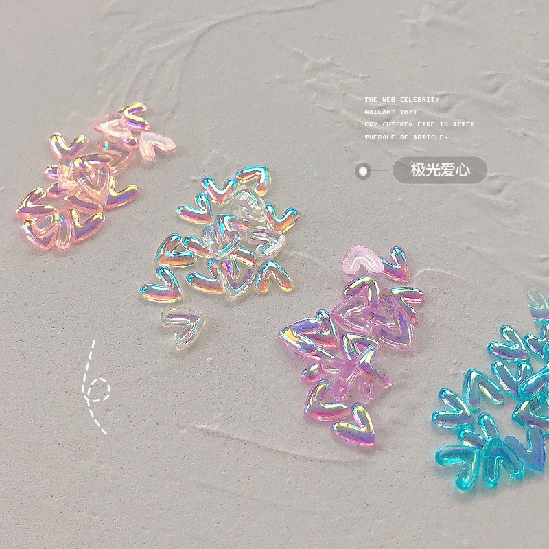 Charm hình tim có ánh sắc màu