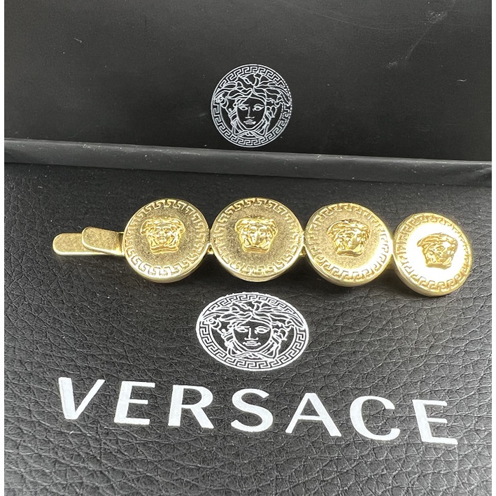 Kẹp tóc phong cách Versace cổ điển 2023
