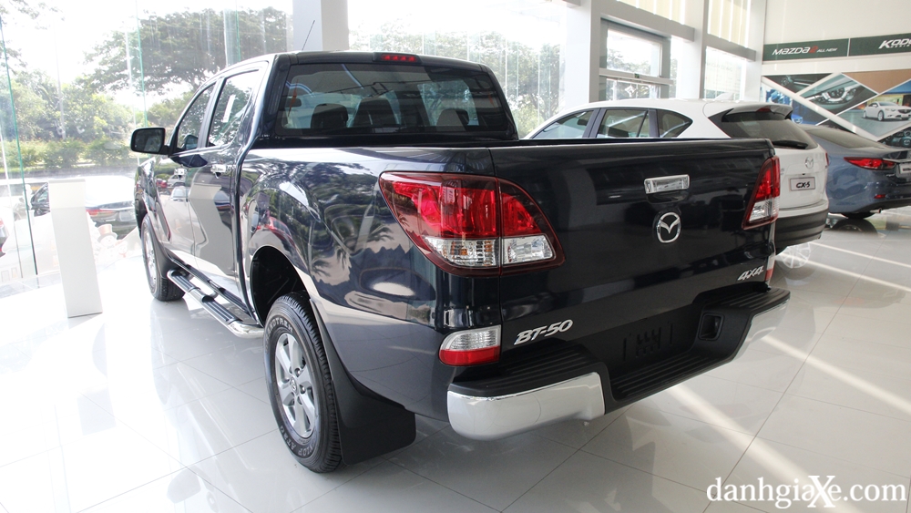 Đèn hậu mảnh ngoài Mazda BT50 2016-2019