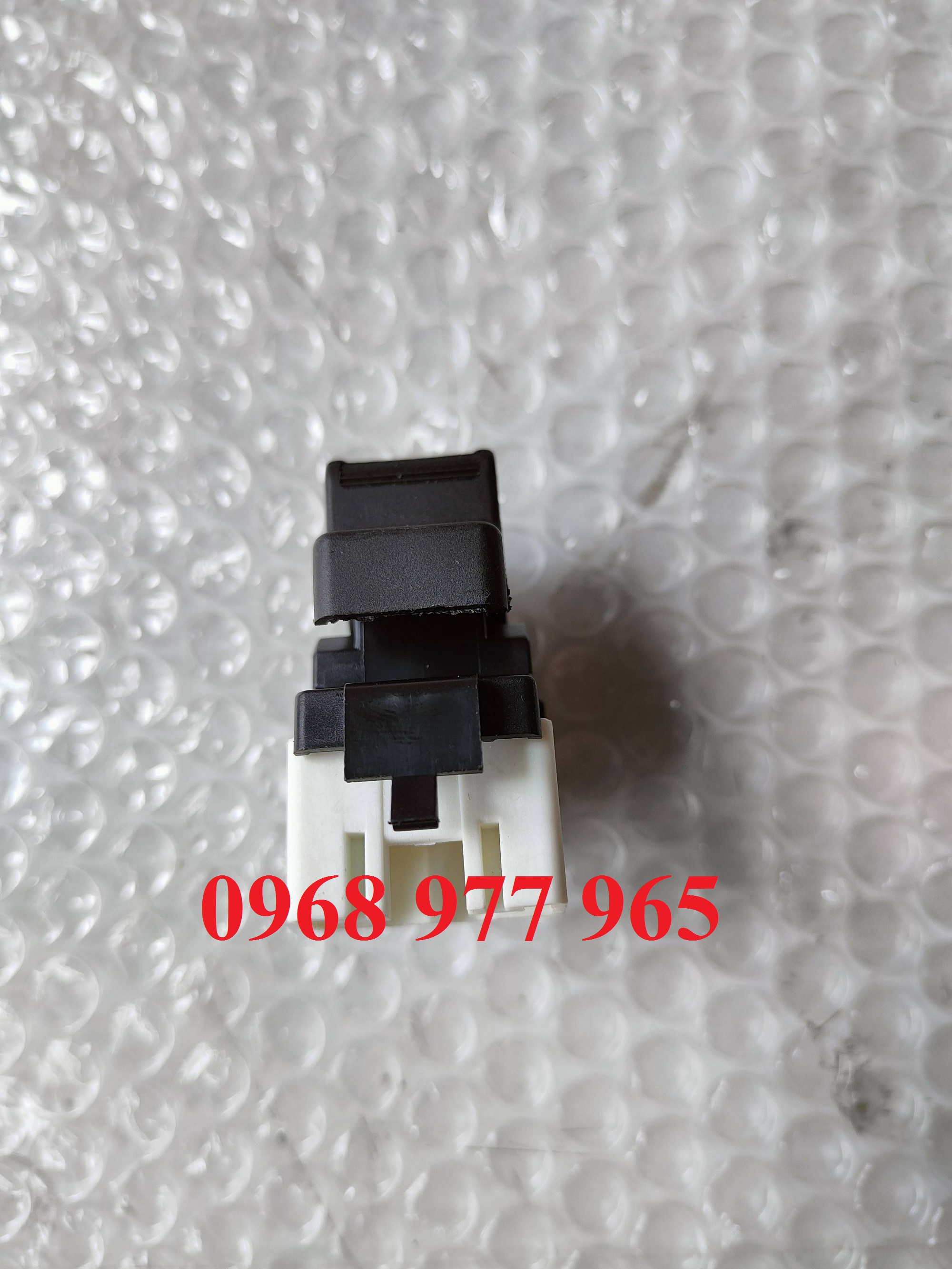 Công tắc đơn lên xuống kính Zace