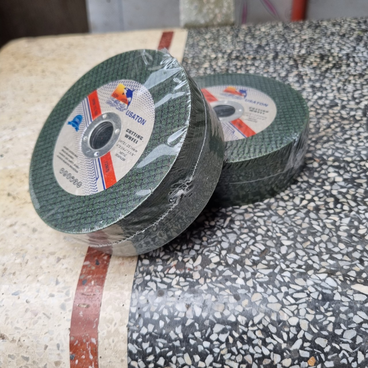 Đá cắt sắt, inox Rồng Xanh, Cá heo đường kính 107mm, độ dày 1.2mm, lỗ cốt 16mm 1 hộp 50 chiếc