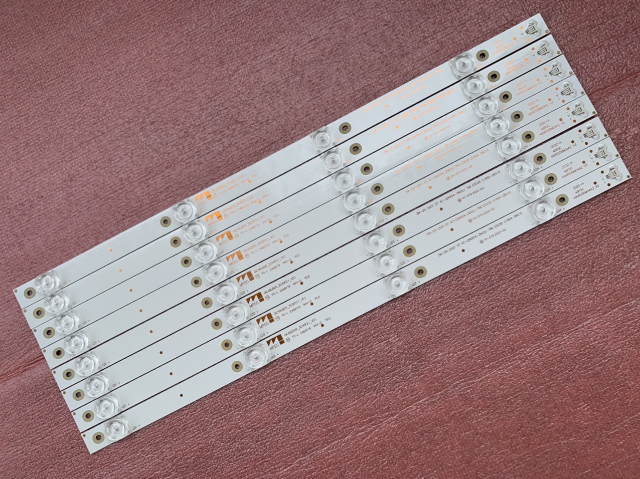Thanh led tcl 49p3 49p2 mới 100%, hàng zin hãng, bộ 8 thanh, mỗi thanh 4 bóng 6v, dài 45,4cm 4c-lb4904-zm02j