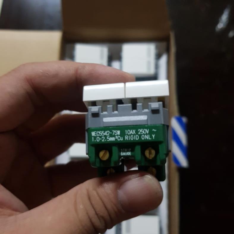 Công tắc đôi Panasonic WEC5542-7 loại nhỏ – Dòng Refina
