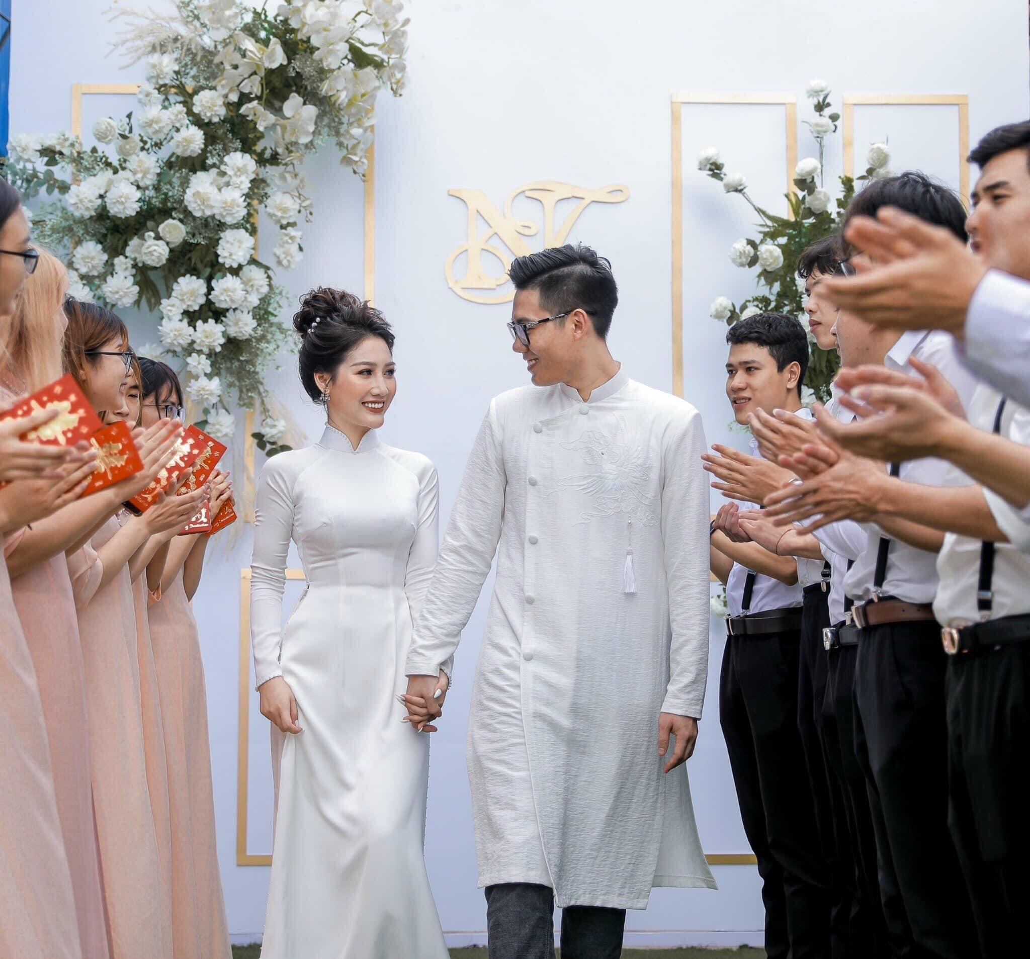 Áo dài trắng cô dâu 4 tà lụa ngọc trai, áo dài cưới