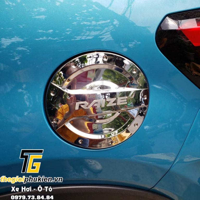 Ốp nắp bình xăng Toyota Raize 2021 mạ Crom