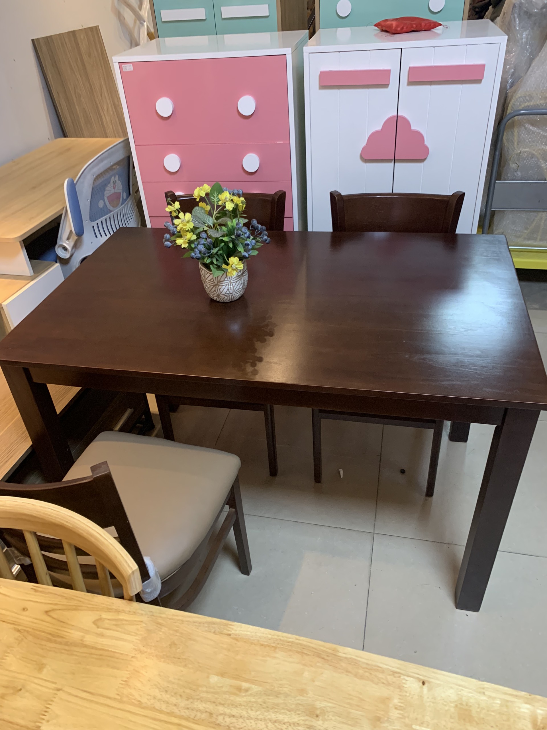 Bàn ăn Cabin 1m2 sơn màu nâu