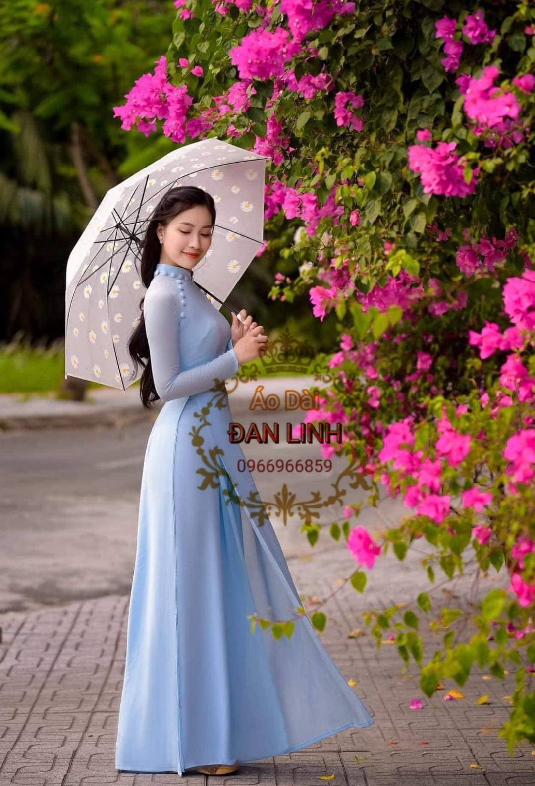 Áo dài 4 tà màu xanh dương đính cúc cách điệu