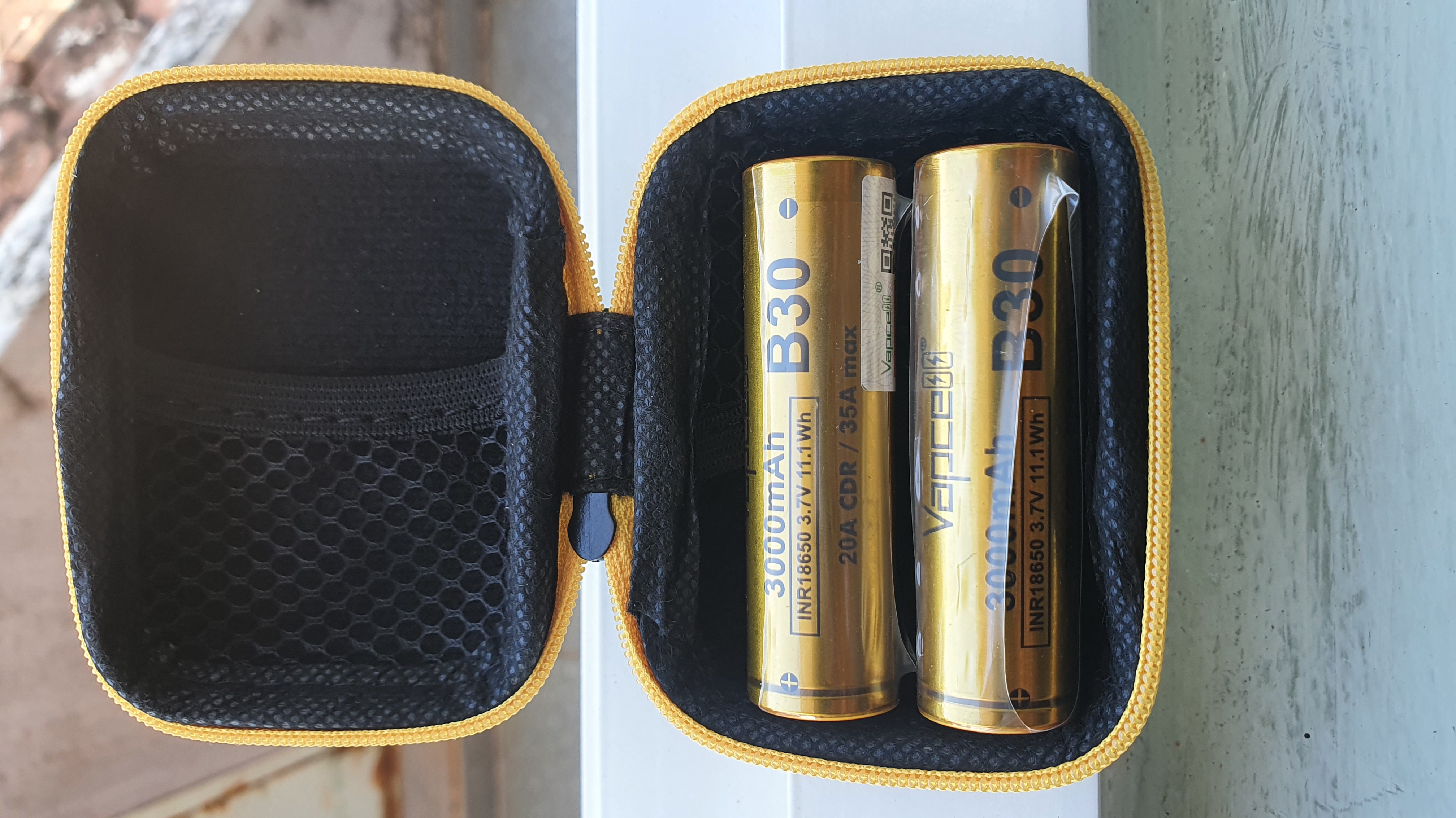 2Pin sạc Vapcell 18650 B30 3000mAh-20A