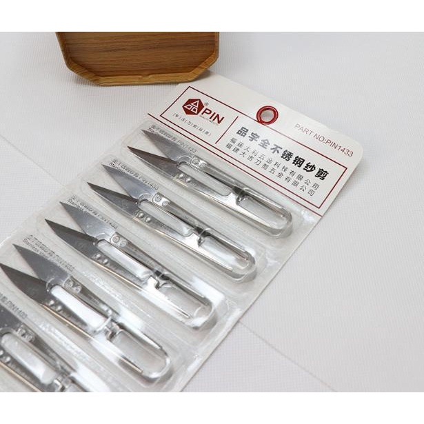 1 CÁI KÉO CẮT CHỈ BẤM CHỈ THỪA