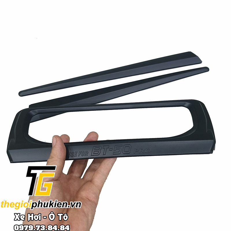 Ốp trang trí tay mở cốp sau mazda bt-50, bt50 2014-2020 nhựa abs cao cấp