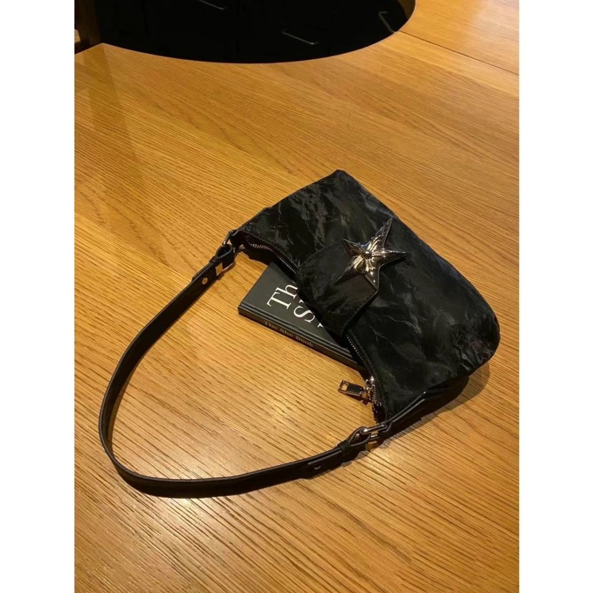 Retro feeling female underarm bag 2023 new millennium spice bag portable inclined shoulder bag