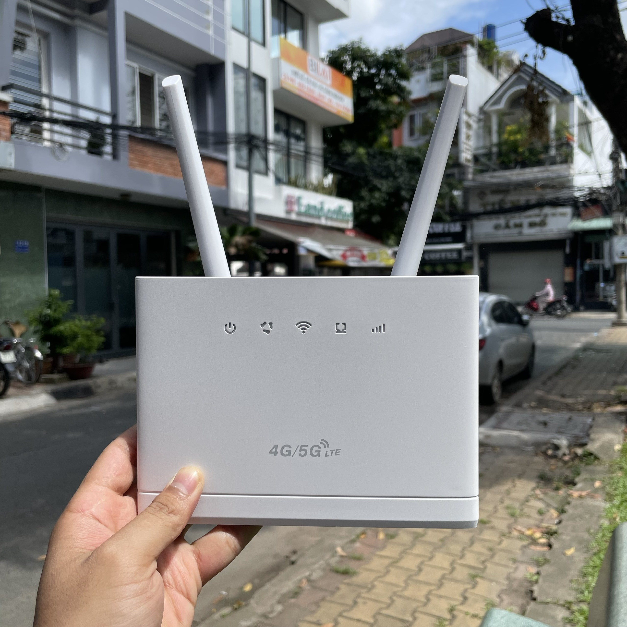 Bộ phát Wifi 4G CPE B311 PRO 1 cổng lan , kết nối 32 thiết bị