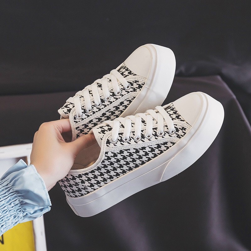 giày nữ vanvas sneaker thiết kế châm bi dáng basic đế cao su