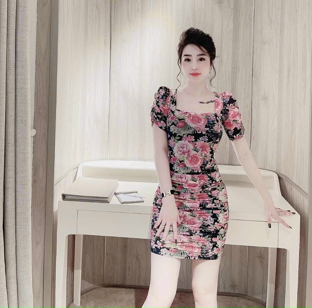 Đầm body tay ngắn cổ vuông thanh lịch
