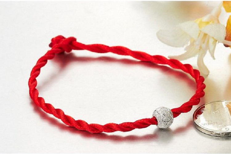Sợi chỉ đỏ may mắn