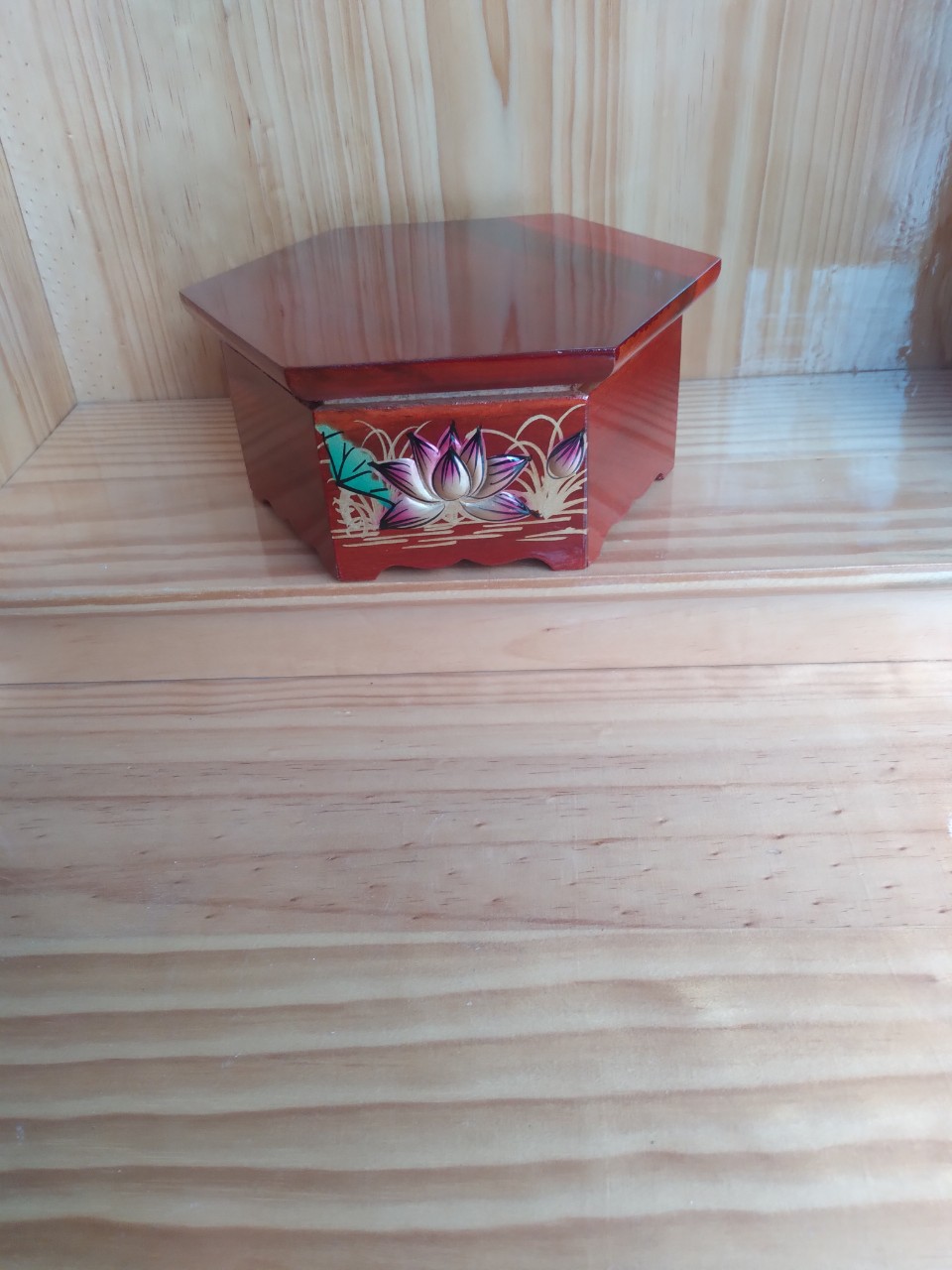 ĐÔN GỔ LỤC GIÁC SEN NỔI