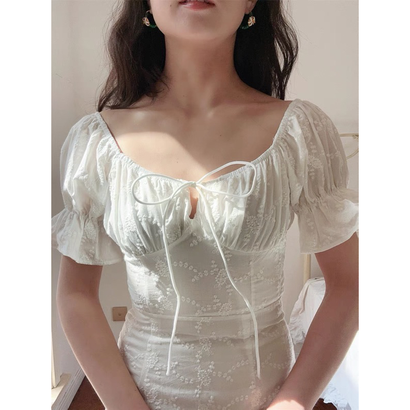 Đầm trắng tay phồng bo chun ở tay vải thêu nổi xinh xắn