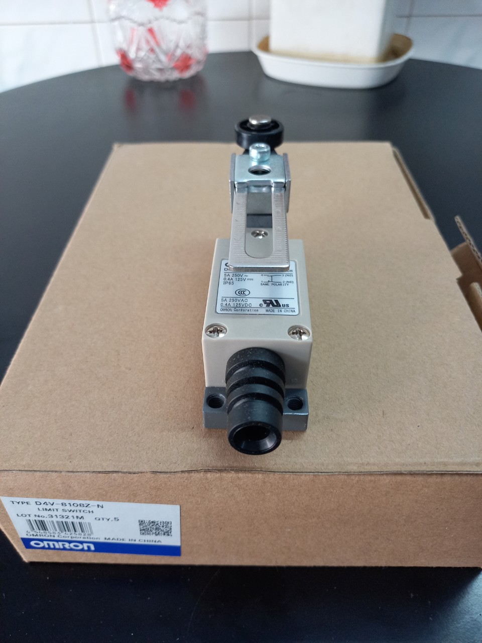 Công tắc hành trình d4v-8108z-n