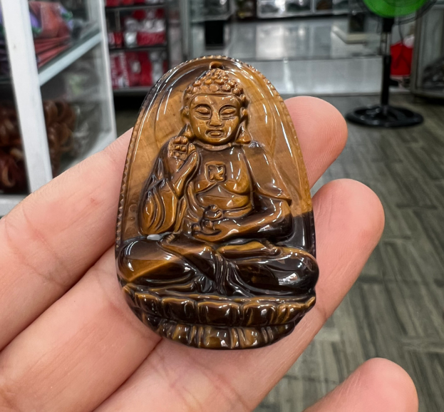 🍁[ TRANG SỨC ĐẸP ] Mặt phật A di đà đá mắt hổ nâu vàng tự nhiên- Hộ mệnh tuổi Tuất và tuổi Hợi,hình thực tế.+ Tặng kèm dây và Túi nhung.