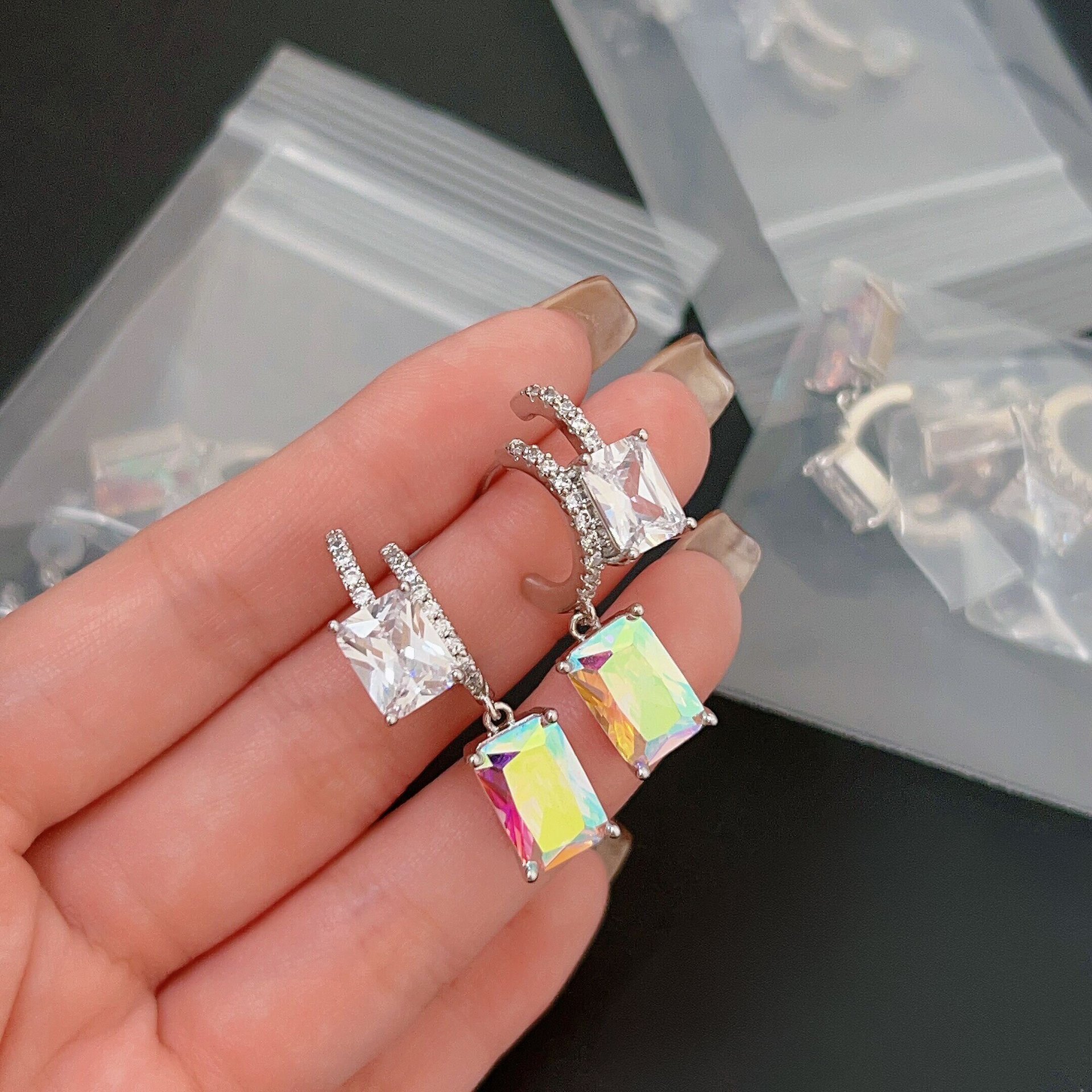 %E3%80%90Top%20Picks%E3%80%91Super%20Flash%20Dream%20Square%20High-end%20Glow%20Sugar%20Earrings%20Women%20Zhan%20Qiuyi%20with%20Bright%20Elegant%20Elegant%20Earrings%20-%20Image%206