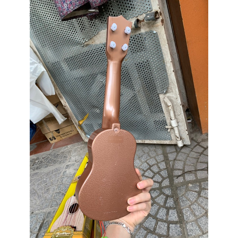 ĐÀN GITA UKULELE  ĐÁNH ĐƯỢC CHO CÁC BÉ