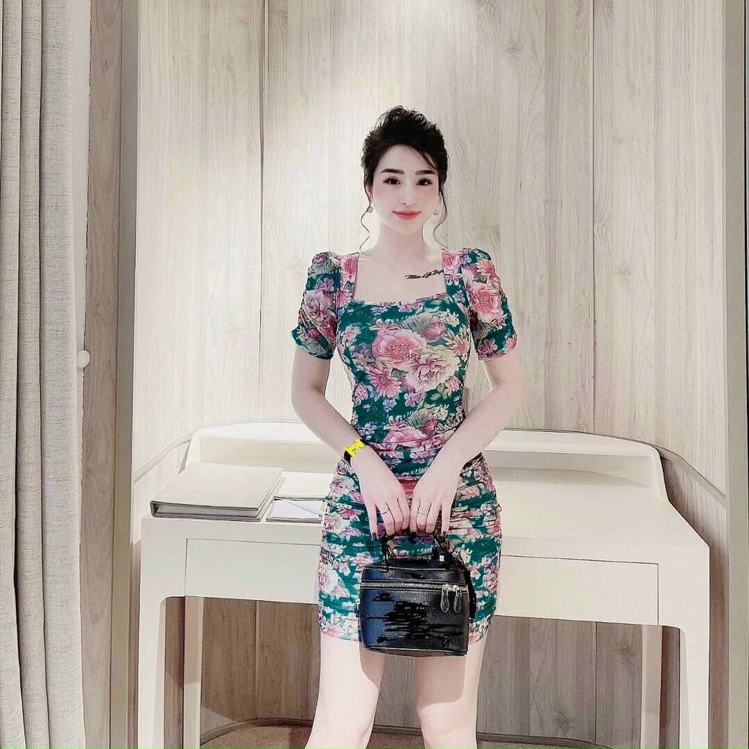 Đầm body tay ngắn cổ vuông thanh lịch