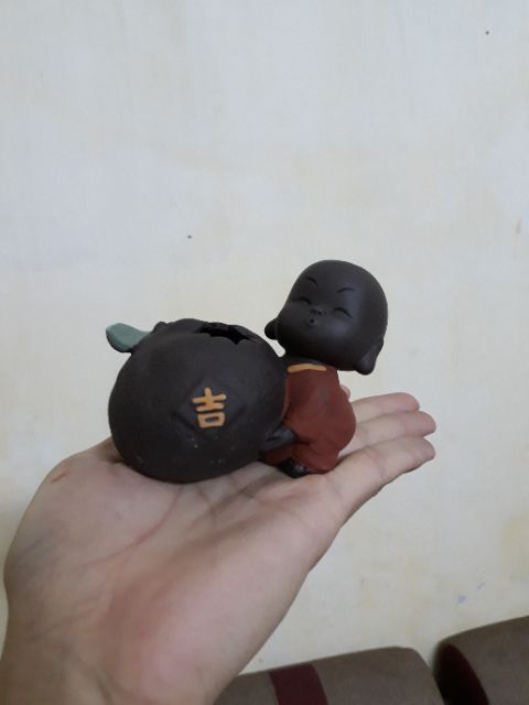 Tượng trồng cây chú tiểu ôm chậu- tượng gốm trồng cây mini để bàn làm việc tạo không gian xanh mát