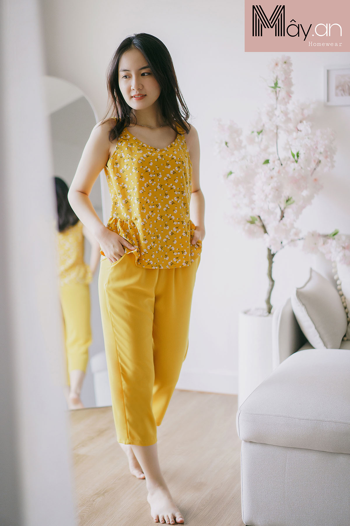 Đồ mặc nhà MÂY áo sát nách coup eo lụa Nhật hoa quần lụa Hàn quốc - Vàng