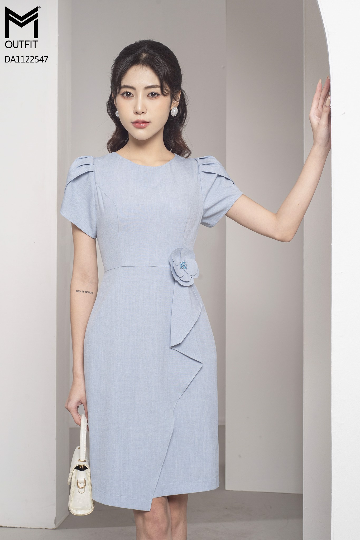 Đầm dáng ôm, tà bong đính hoa TT