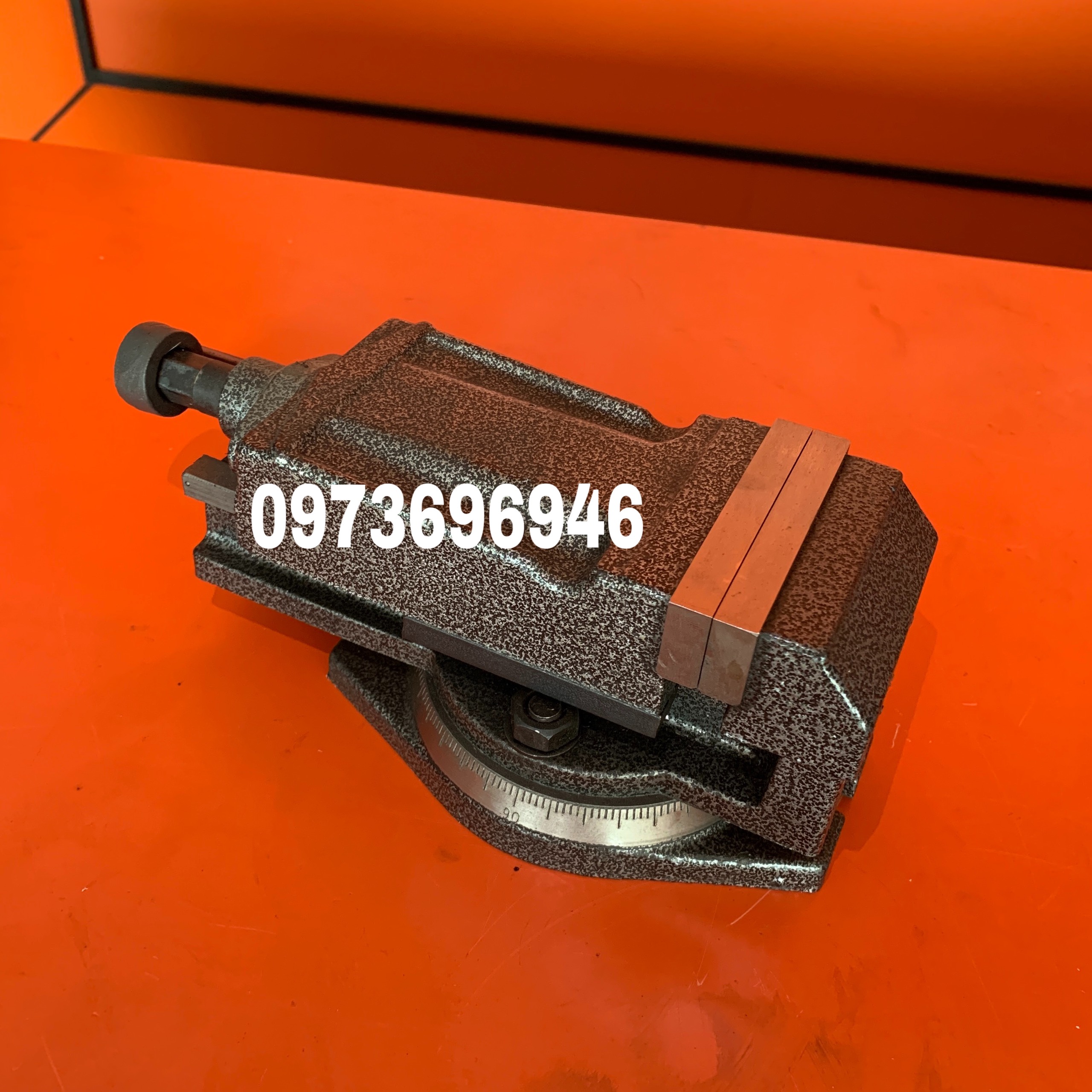 Ê TÔ BÀN PHAY MÂM XOAY QH80