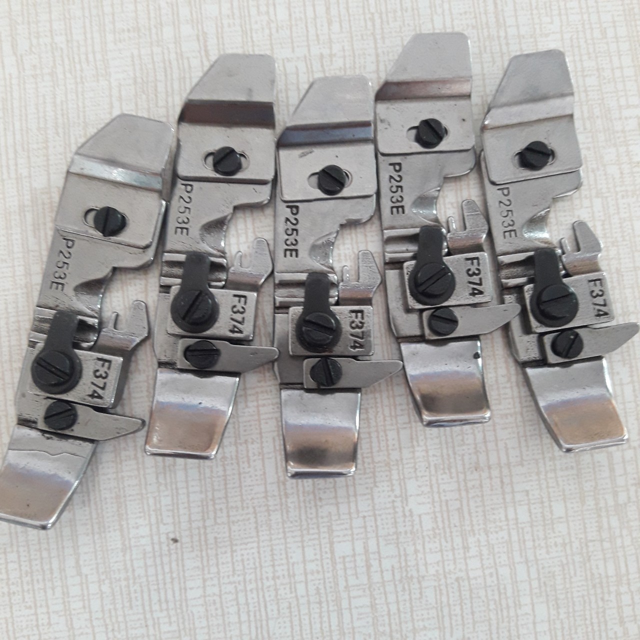 Đế chân vịt sắt máy vắt sổ 4 chỉ công nghiệp