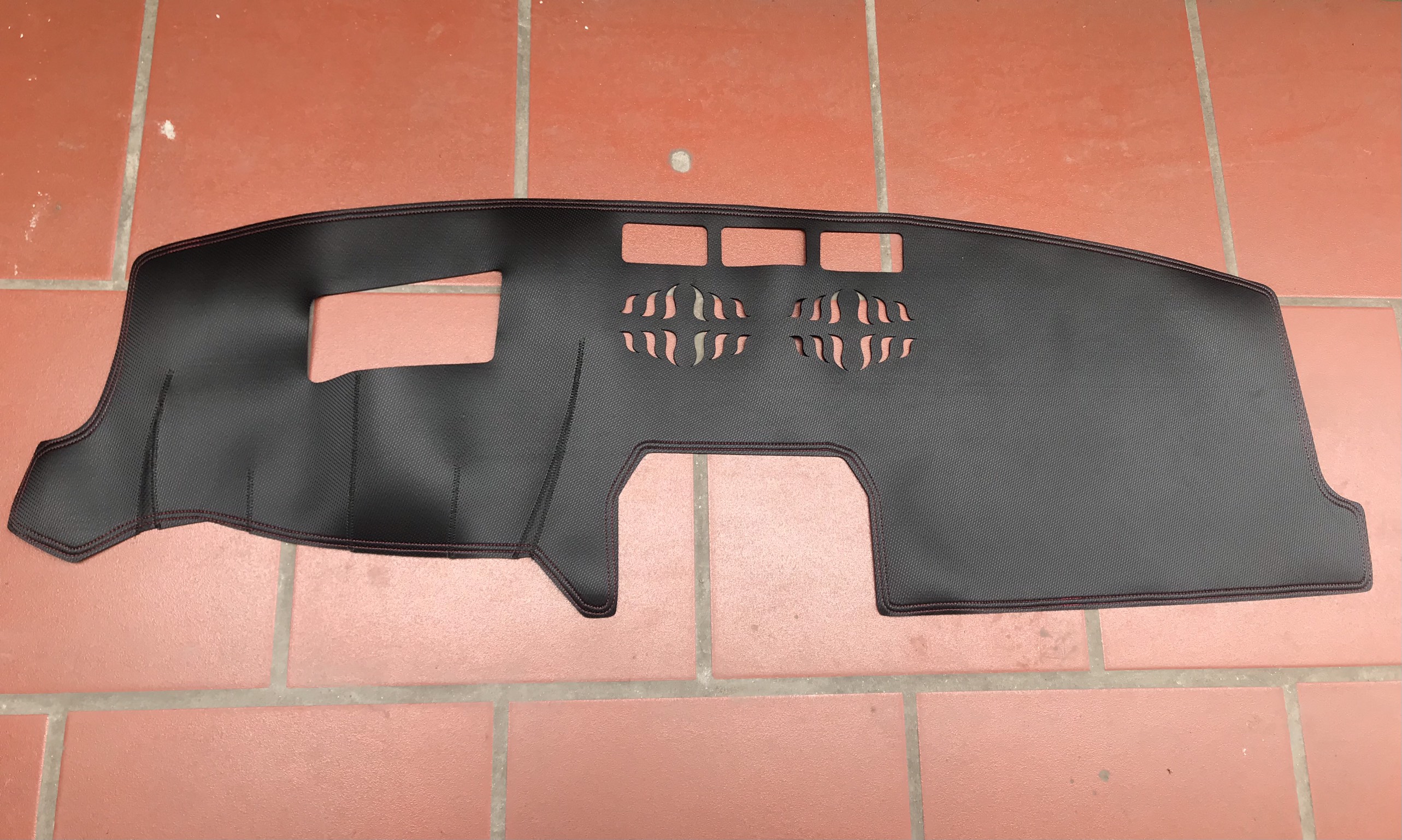 Thảm taplo da vân carbon cao cấp cx5 2018-2022