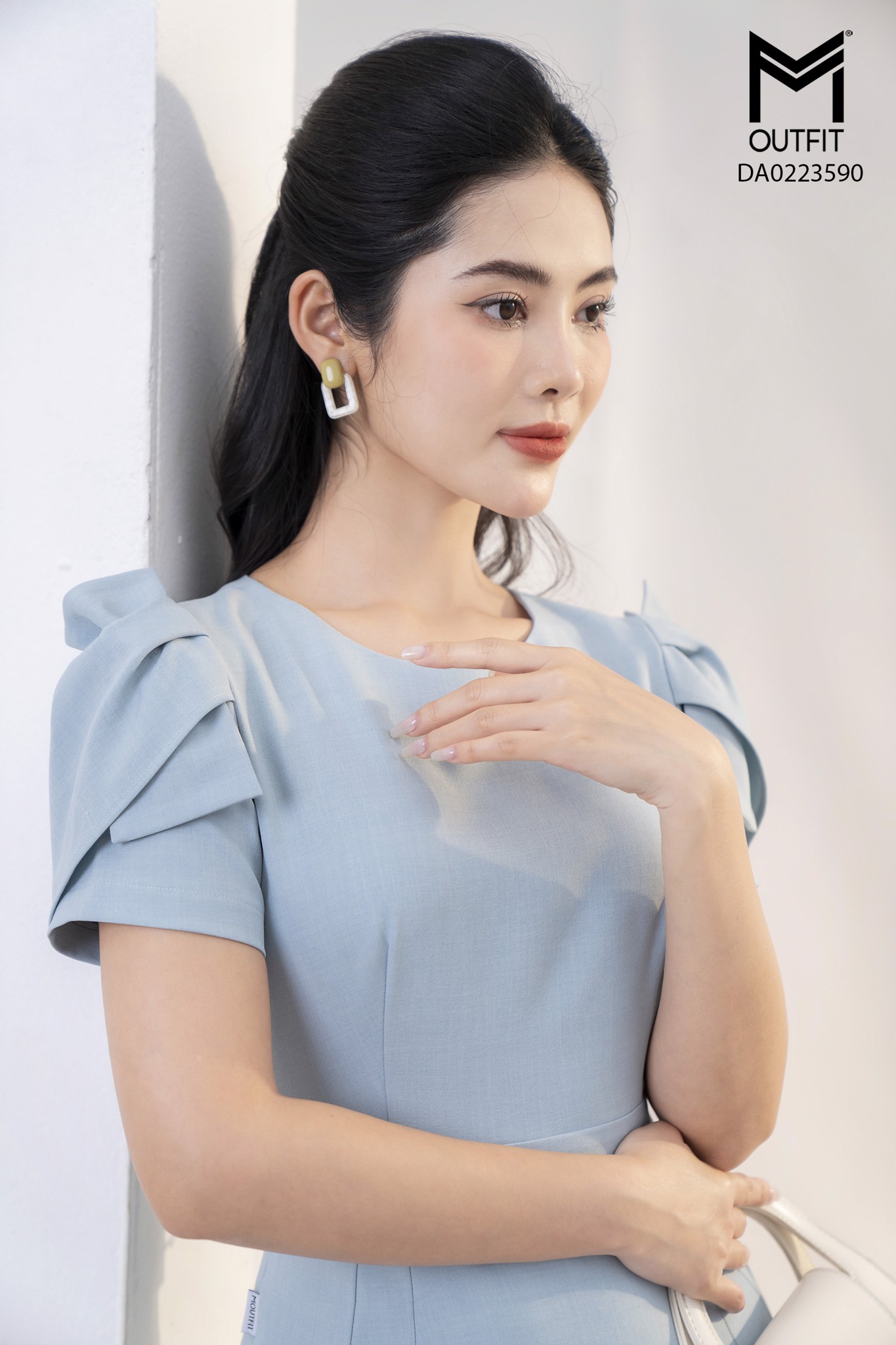 Đầm dáng bút chì, tay nơ