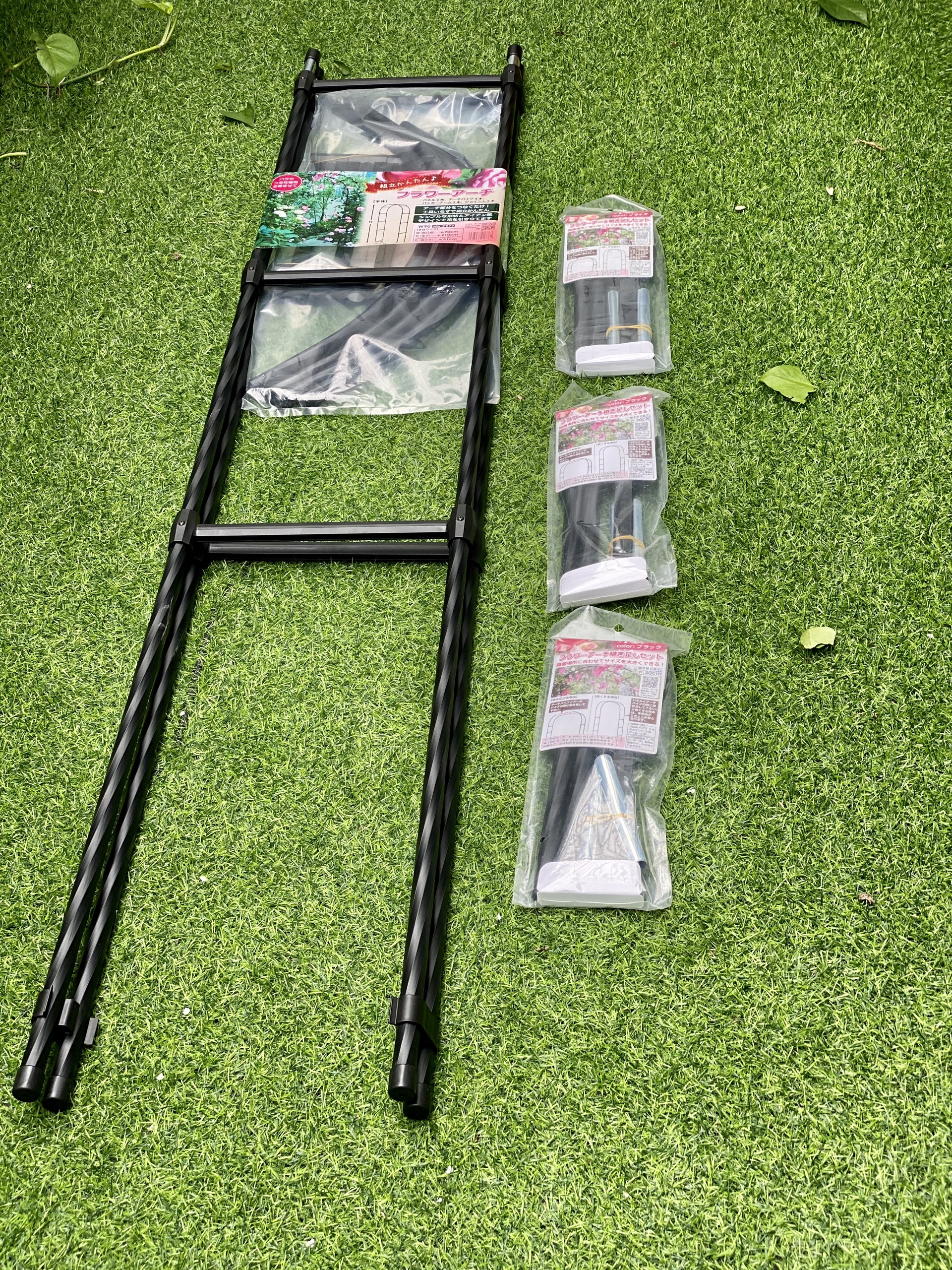 Khung vòm cổng cho hoa hồng leo cao 225cm chiều sâu 31cm màu đen, dùng từ 5 năm ở nhiệt độ ngoài trời  của Nhật